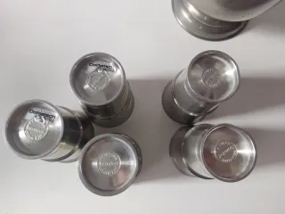 JARRA PELTRE VINTAGE CON 5 VASOS A JUEGO