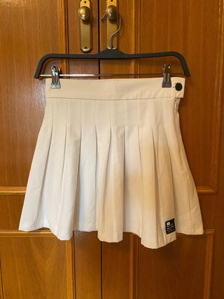 Falda blanca plisada corta