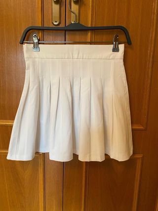 Falda blanca plisada corta