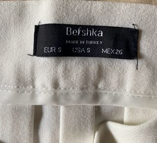 Falda blanca plisada corta