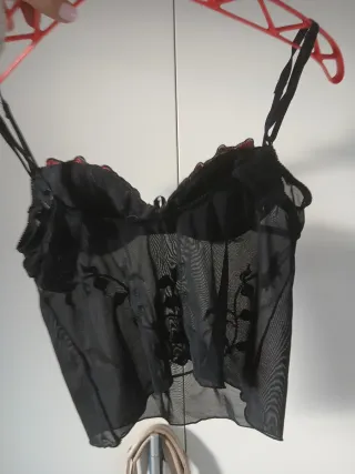 Top lingerie nero con fiori rossi