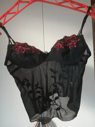 Top lingerie nero con fiori rossi