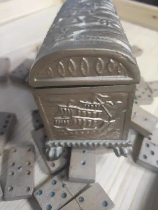 Cofre antiguo con dominó