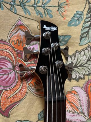 Ibanez Gio GSR 205 Bajo 5 cuerdas