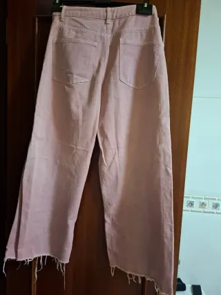 Pantalón ancho rosa deshilachado