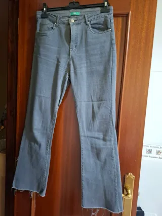 Pantalones vaqueros grises acampanados