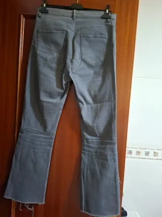 Pantalones vaqueros grises acampanados