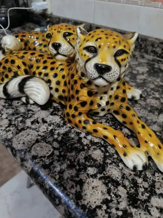 Figura de cerámica de guepardos