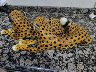 Figura de cerámica de guepardos