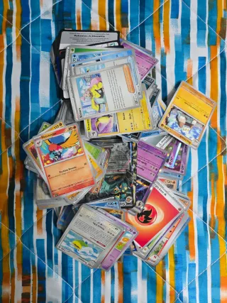 Lotto Carte Pokemon: Holo, Comuni, Reverse 5kg