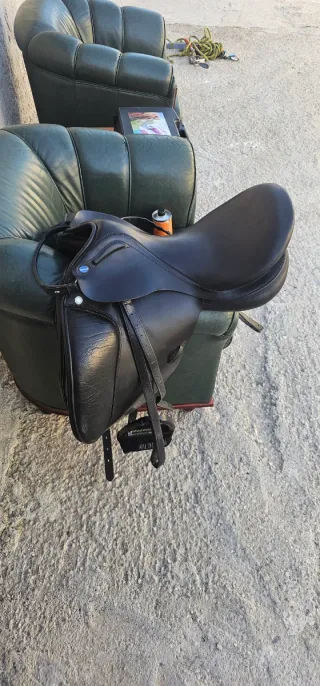 Silla de montar de cuero negra marca Euroriding