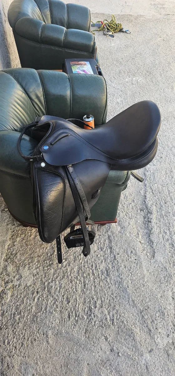 Silla de montar de cuero negra marca Euroriding