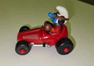 Puffo con Macchina Rossa da Corsa