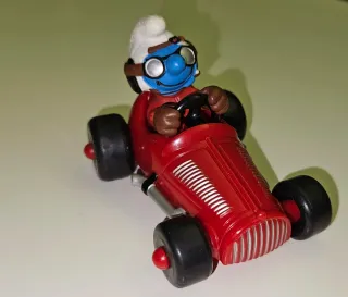 Puffo con Macchina Rossa da Corsa