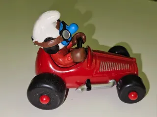 Puffo con Macchina Rossa da Corsa