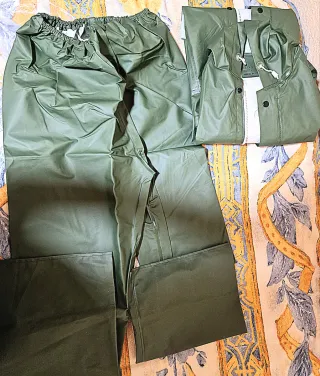 Traje impermeable verde hombre nuevo