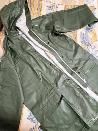 Traje impermeable verde hombre nuevo