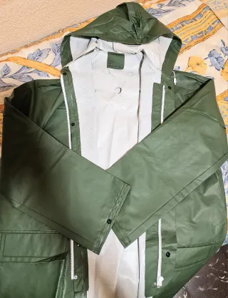Traje impermeable verde hombre nuevo