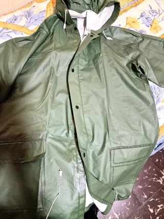 Traje impermeable verde hombre nuevo