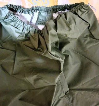 Traje impermeable verde hombre nuevo