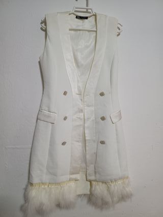 Vestido Zara blanco con pedrería y plumas