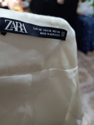 Vestido Zara blanco con pedrería y plumas