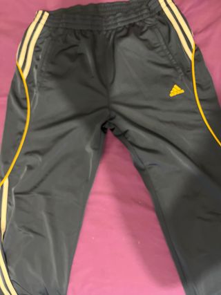 Pantalón chándal Adidas gris y amarillo