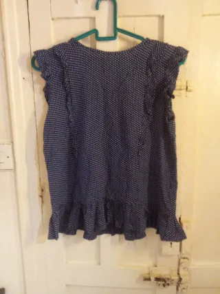 2 blusas niña lunares 5 euros las dos.



