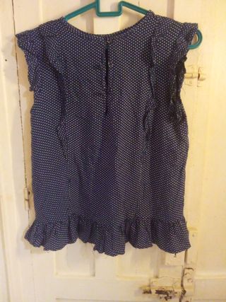 2 blusas niña lunares 5 euros las dos.




