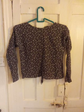 2 blusas niña lunares 5 euros las dos.



