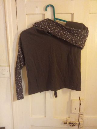 2 blusas niña lunares 5 euros las dos.



