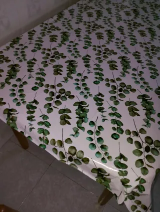 Mantel plástico hojas verdes y blancas