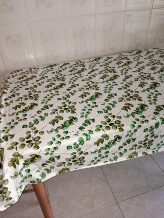 Mantel plástico hojas verdes y blancas