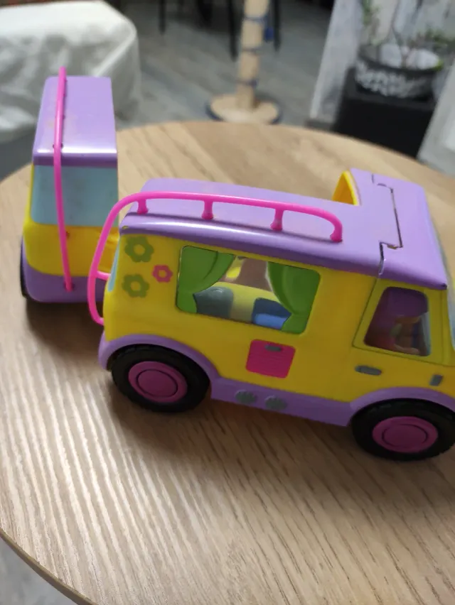 Conjunto caravana y moto con muñecas