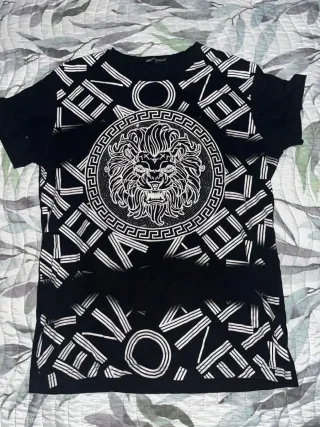 Camiseta Negra Brillante con León