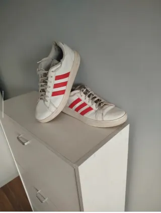 Zapatillas Adidas Blancas y Rojas