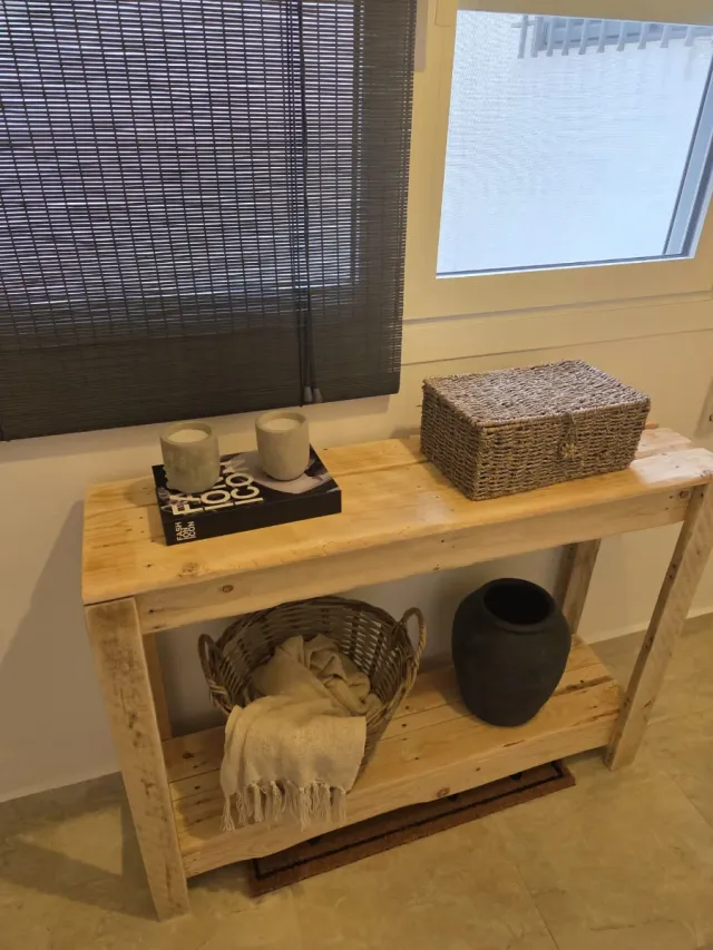 Consolle rustica in legno e vimini