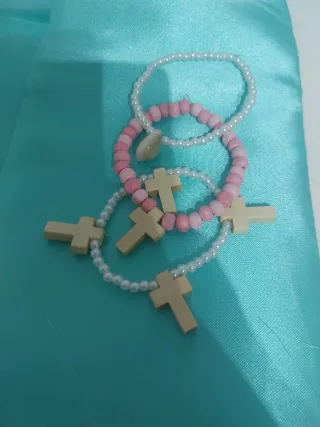 Pulseras hechas a mano con cruces