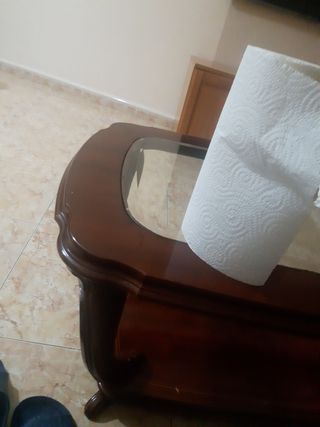 Mesa de centro de madera con tapa de cristal