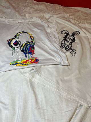 Camisetas con estampado de auriculares y conejo