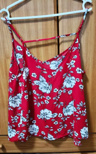Blusa roja con flores blancas