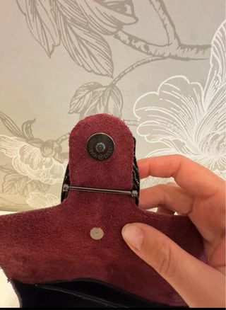 Bolso piel burdeos con serpiente