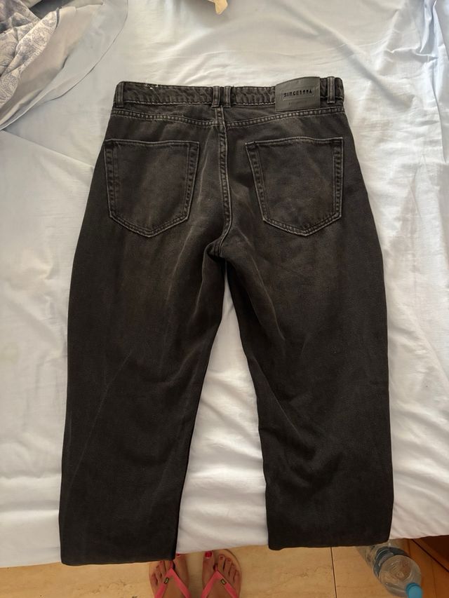 Pantalones vaqueros negros con tachuelas