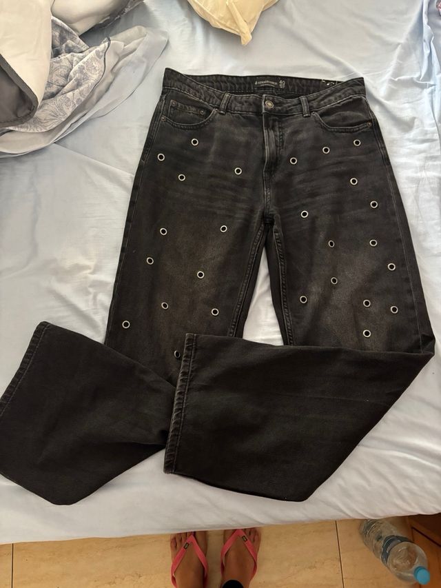 Pantalones vaqueros negros con tachuelas