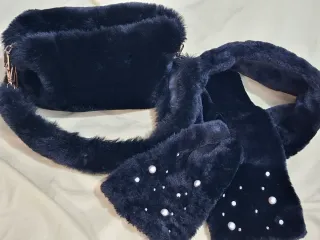 Bolso negro de pelo con perlas y bufanda.