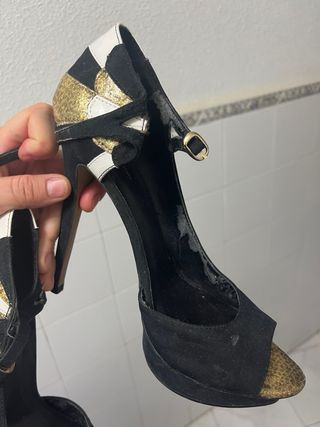 Zapatos tacón negro, dorado y blanco