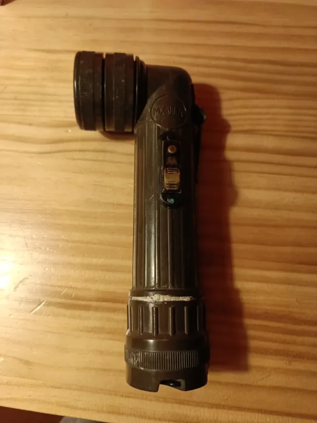 Linterna militar antigua MX 991/U