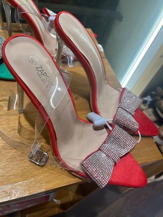 Tacones de color rojo con Lazo Brillante