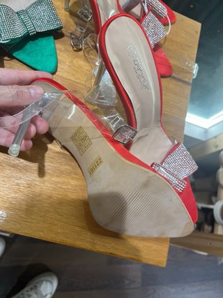 Tacones de color rojo con Lazo Brillante