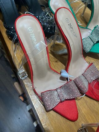 Tacones de color rojo con Lazo Brillante